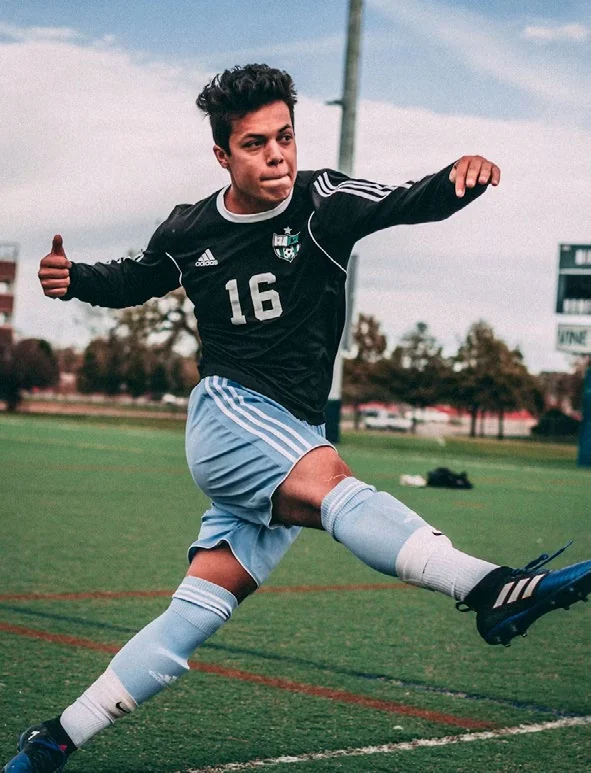 Fotografía editorial de una jugada en una cancha de fútbol
