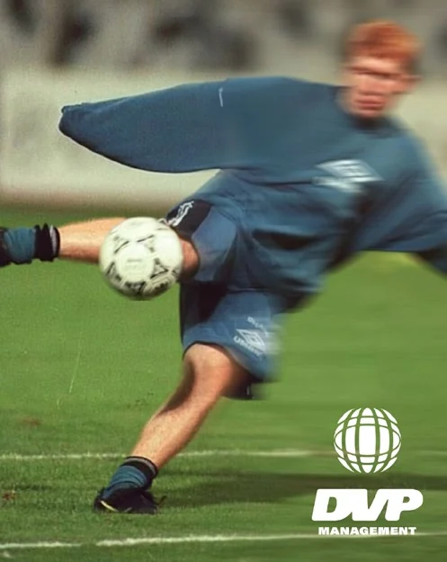 Fotografía editorial de un futbolista entrenando con balón