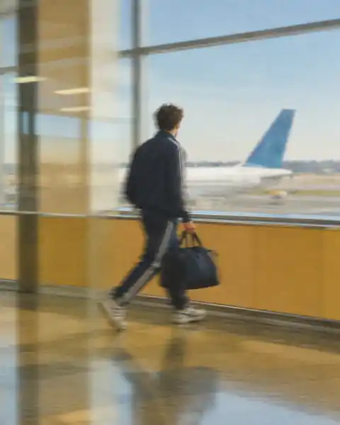 Fotografía ilustrativa: un deportista con su bolsa de viaje en un aeropuerto.